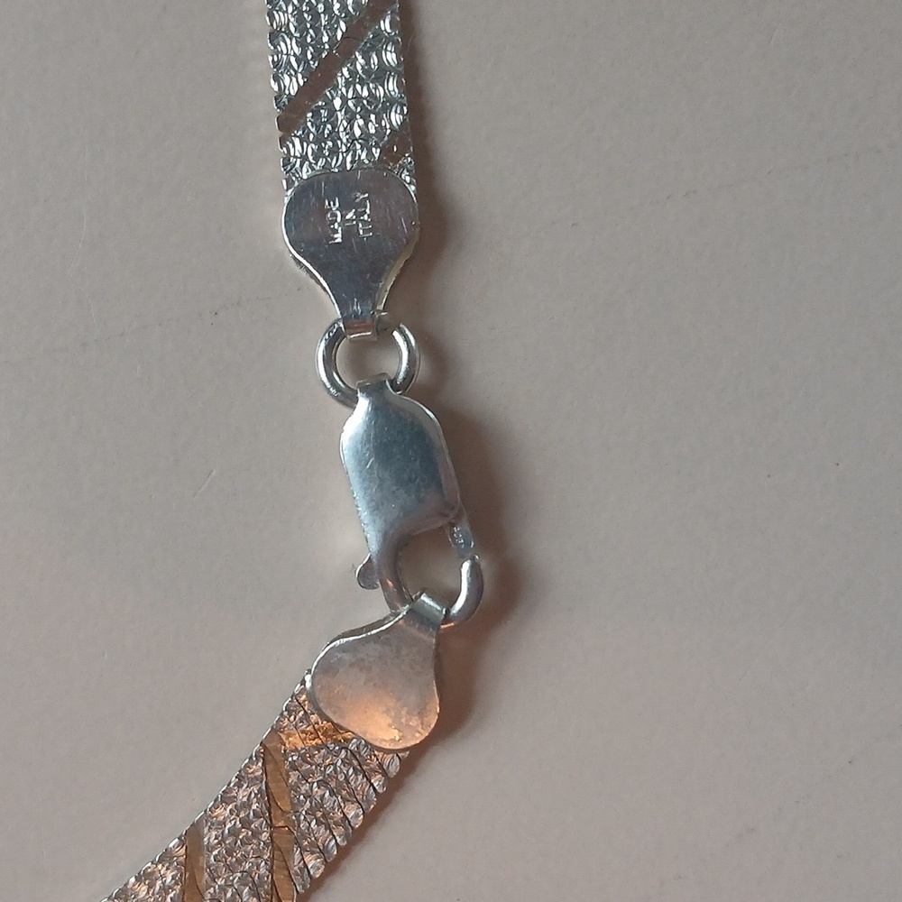 Gorgeous Silver Necklace 925. Stamped 16-18inches - Picture 2 of 4